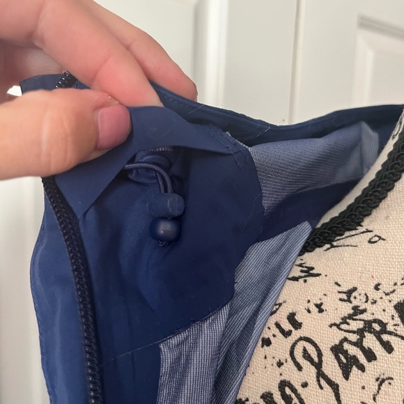 Lululemon rain shell 🍋 - Picture 4 of 8